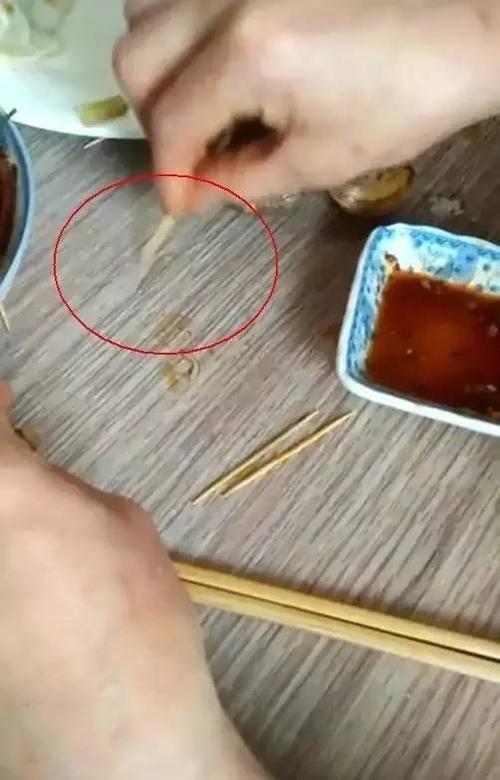 怎么吃到自己的小兄弟_牙签和筷子惩罚隐私的方法