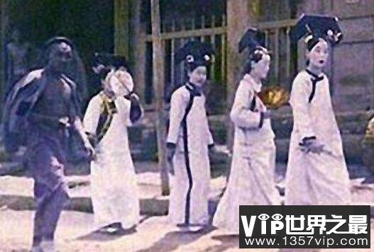 92年故宫宫女事件：故宫红墙惊现行走的宫女(已辟谣)