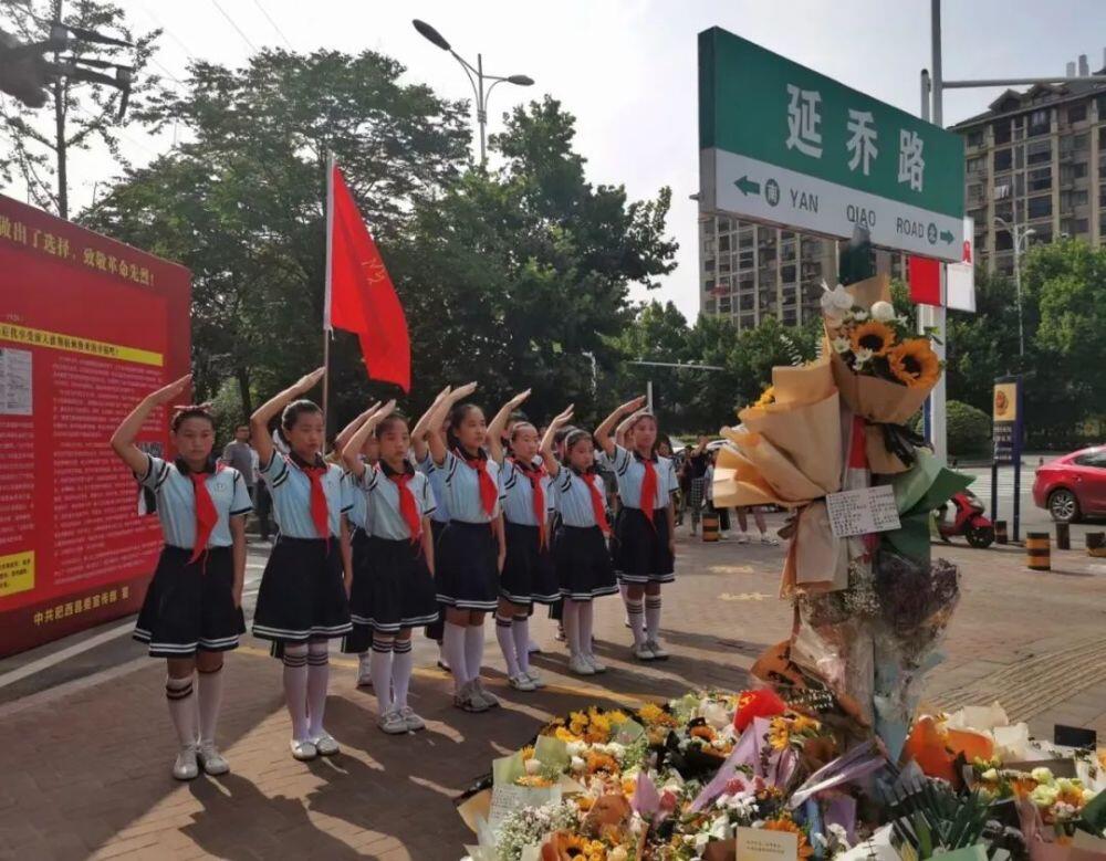 延乔路路牌下摆满鲜花