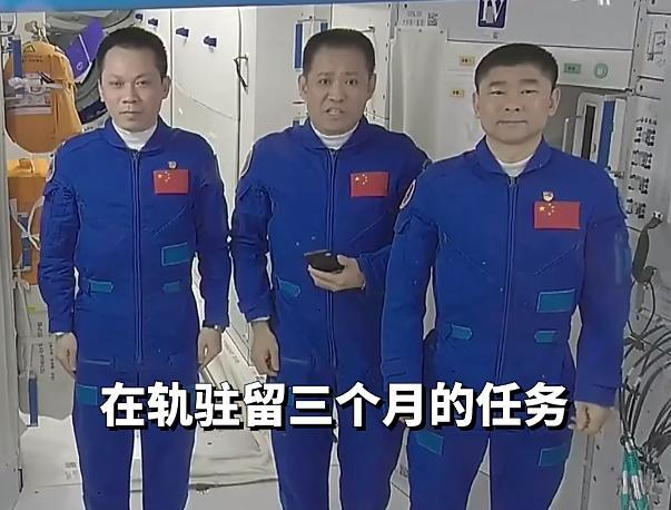 3名航天员离开空间站前敬礼致谢