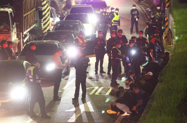 台北凌晨近40人械斗互砍 现场地面血迹斑斑