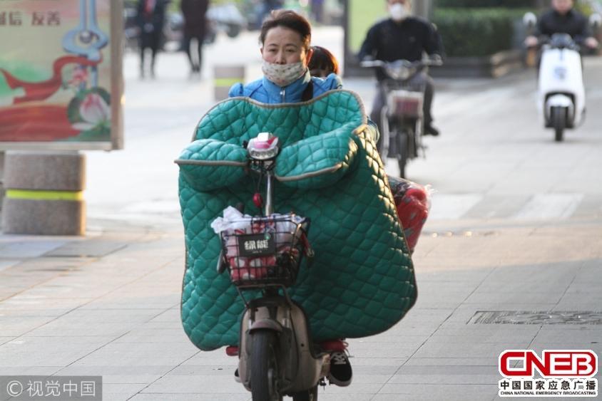 山东断崖式降温 小伙披被子骑车,河南断崖式降温 小伙披棉被骑车