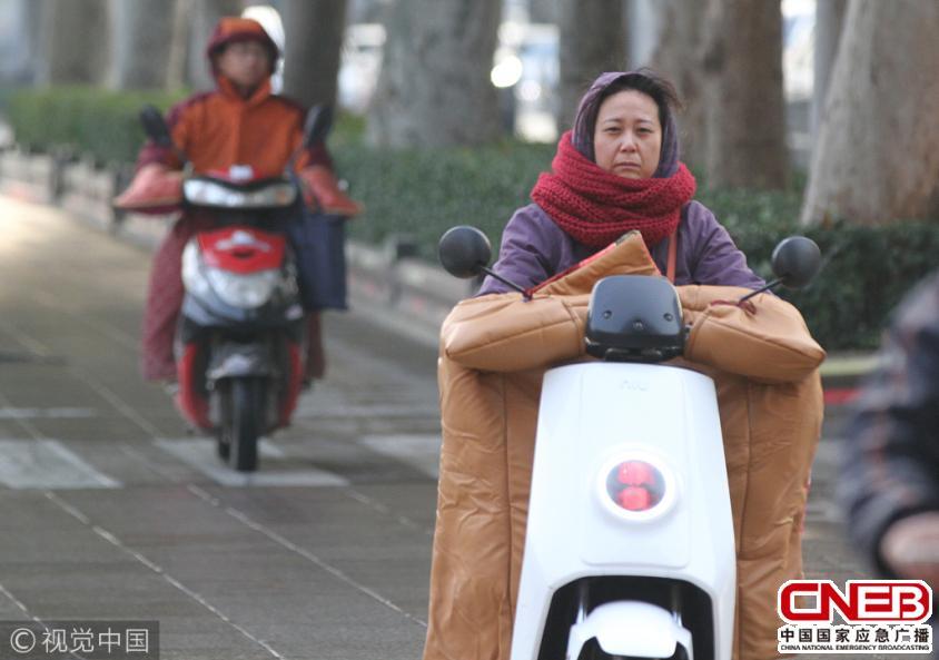 山东断崖式降温 小伙披被子骑车,河南断崖式降温 小伙披棉被骑车