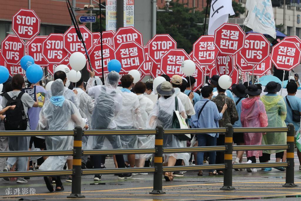 美军士兵夜店殴打韩男子被捕,2名驻韩美军街头无故殴打民众