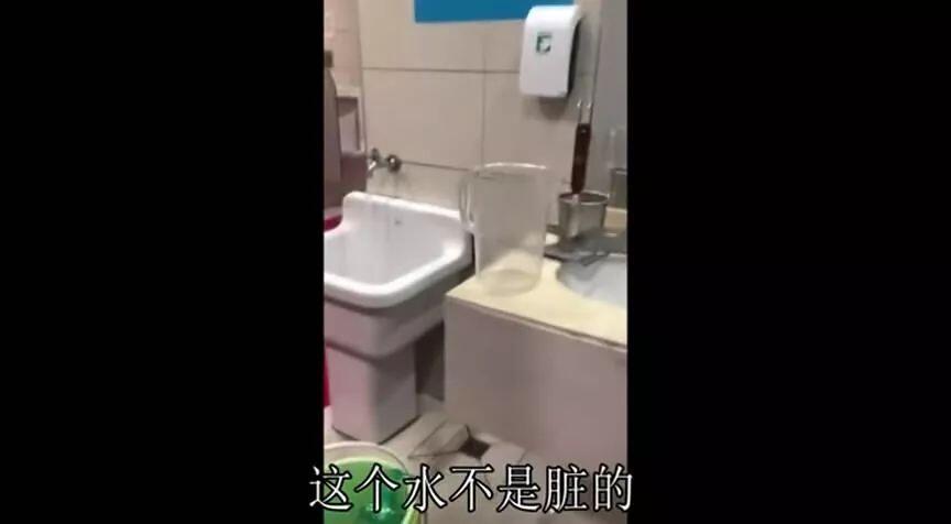 店家回应员工在厕所门口水池洗餐具,究竟是怎么一回事?