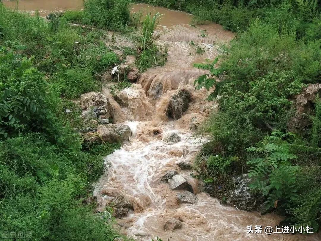 西宁山洪致4死27失联是怎么回事，关于西宁塌陷失联10人的新消息。