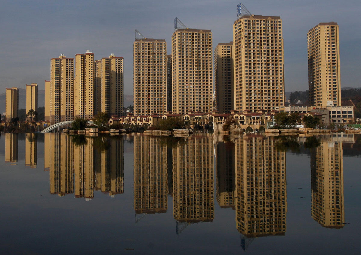 专家不建议年轻人掏空六个钱包凑首付，掏空六个钱包买房。