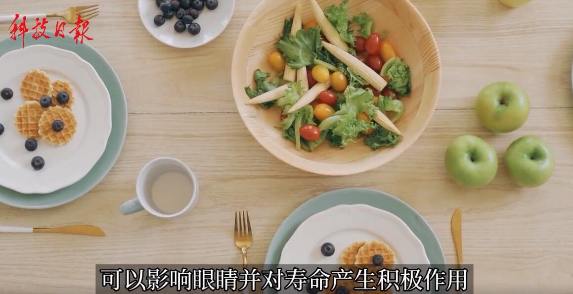 研究发现睡前玩手机伤眼又折寿是怎么回事，关于睡前玩手机对眼睛的危害的新消息。