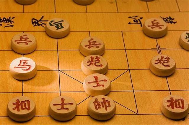 陪外公下棋手机开挂