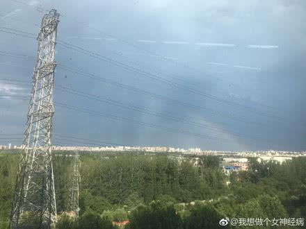 北京雷雨后现双彩虹是怎么回事，关于北京阵雨过后出现双彩虹的新消息。