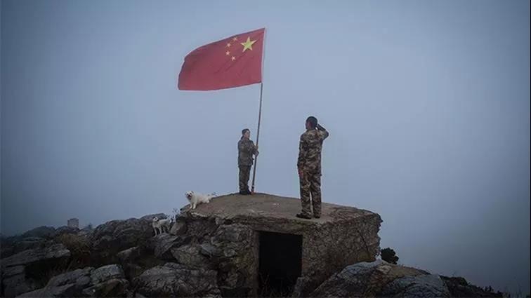 香港渔民合力捞起被吹落的国旗是怎么回事?