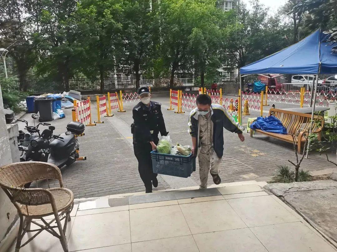 ##居民拒封小区报警 警察让社区拿依据 热