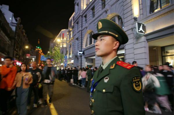 国庆首日上海武警拉链式人墙再现,上海武警五一再现拉链式人墙