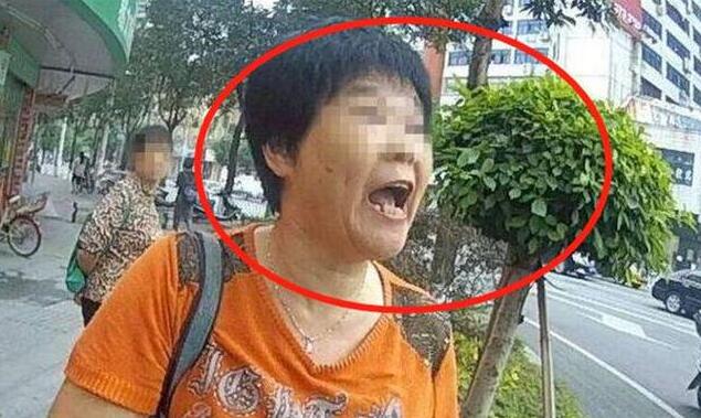 大妈合力搬走篮球架跳广场舞是怎么回事，关于大妈在篮球场跳广场舞的新消息。