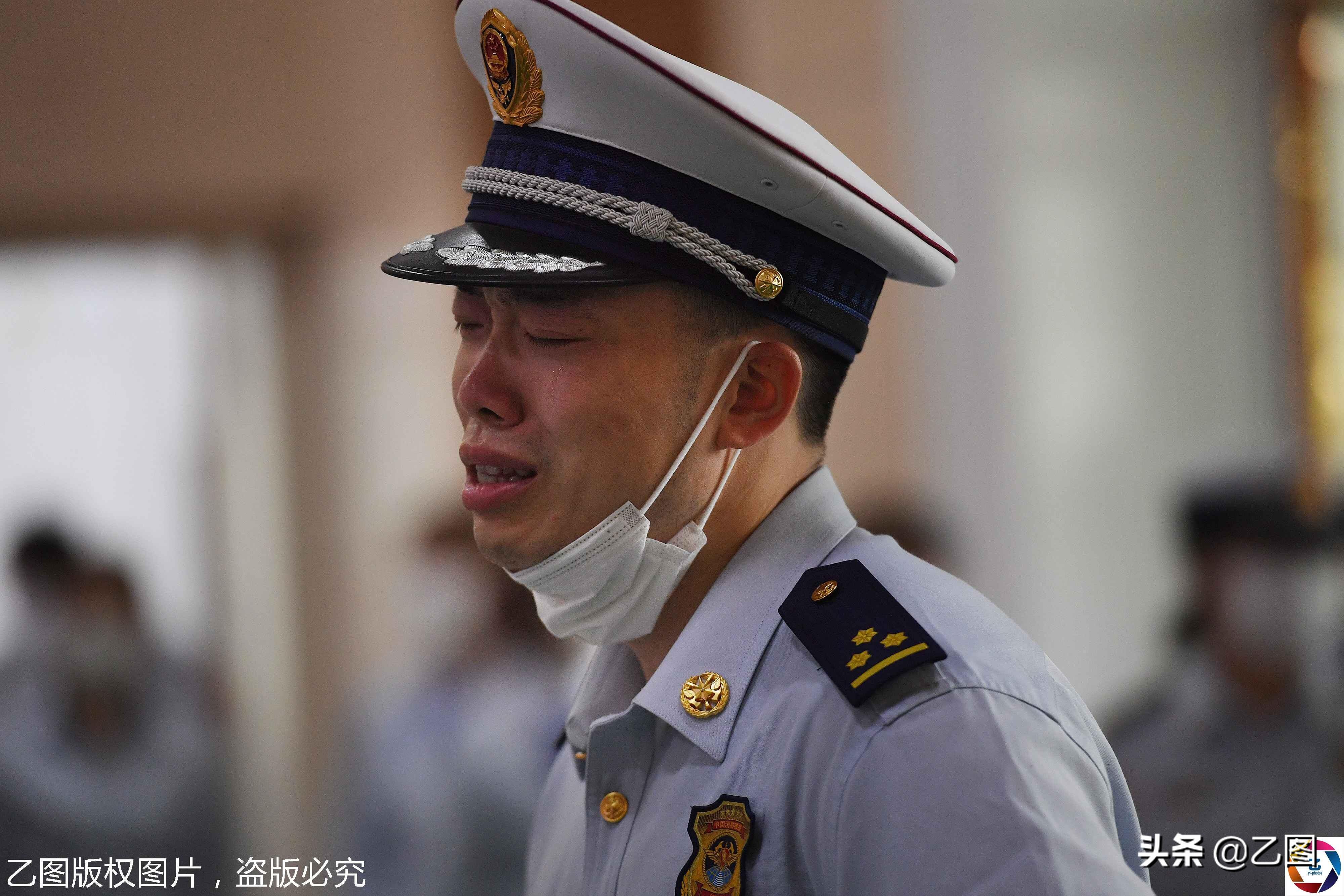 牺牲民警女儿遇警车立正敬礼是怎么回事，关于民警牺牲妻子敬礼的新消息。