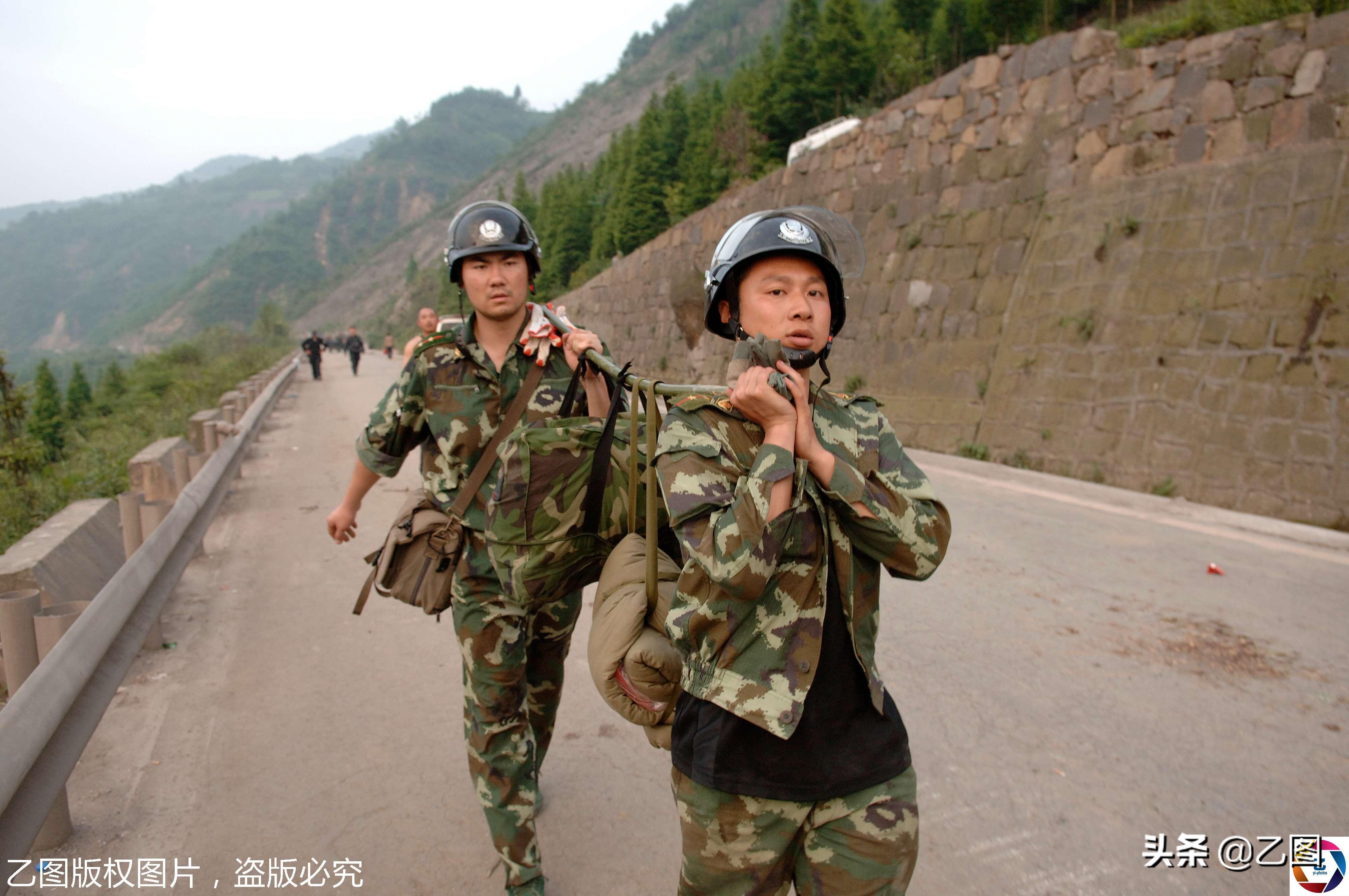 牺牲民警女儿遇警车立正敬礼是怎么回事，关于民警牺牲妻子敬礼的新消息。