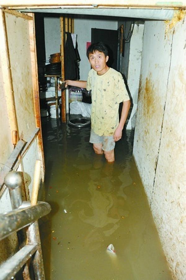 徐州暴雨：雨水倒灌车库 多辆车被淹是怎么回事，关于徐州大雨地下停车场被淹的新消息。