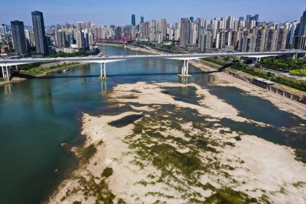 嘉陵江水位降低 浅滩中现神秘坛子是怎么回事，关于嘉陵江水位变化的新消息。