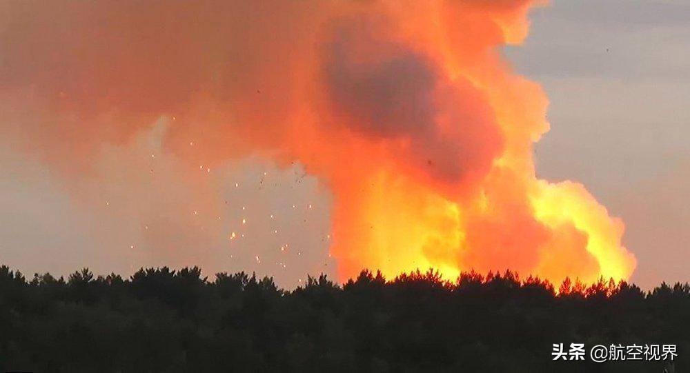 俄空军基地爆炸 蘑菇云腾空升起是怎么回事，关于俄军火库爆炸 腾起巨大蘑菇云的新消息。