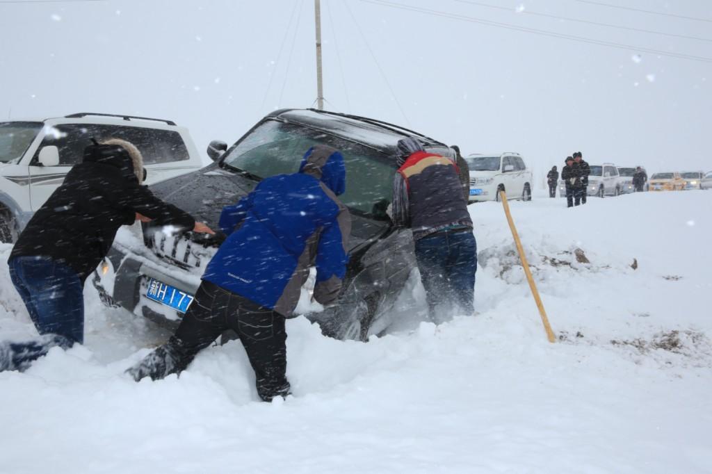 新疆阿勒泰多地下雪是怎么回事，关于新疆阿勒泰下雪了吗的新消息。