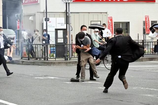 岸信介和安培晋三 岸信介遇刺 岸信介被刺杀