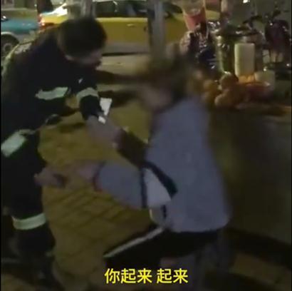 小伙给消防员下跪什么情况？小伙给消防员下跪真相让人感动