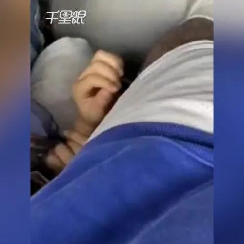 男子坐地铁被陌生小男孩拔腿毛玩是怎么回事?