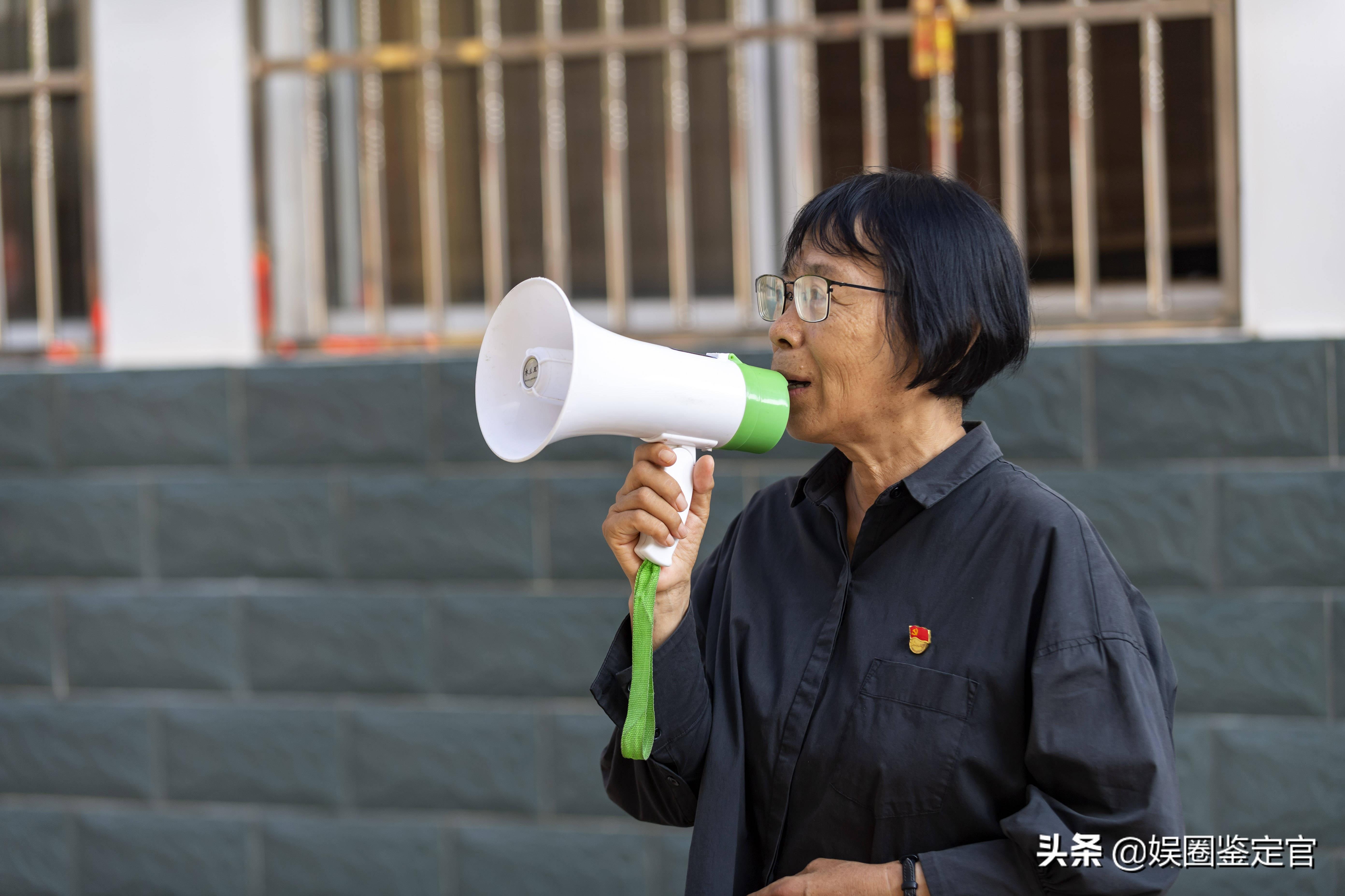 张桂梅眼含热泪听完二十大报告