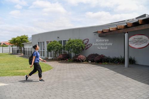 女子在新西兰街头穿汉服迎国庆,女子在新西兰街头穿汉服迎国庆视频