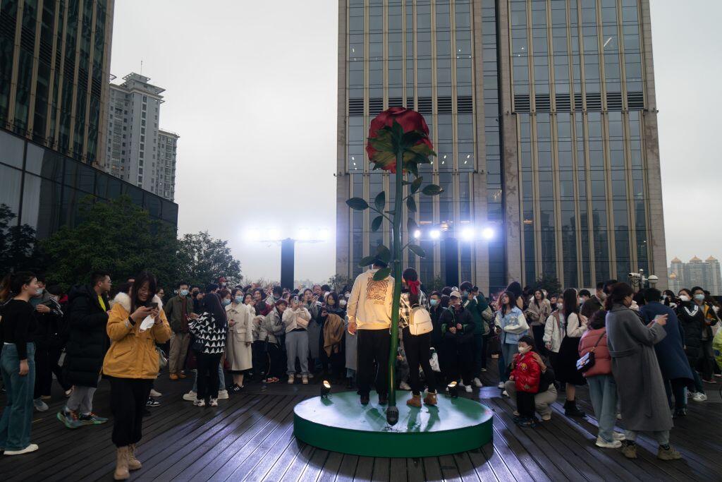 情人节前夕外滩现巨型玫瑰 上海巨型玫瑰花