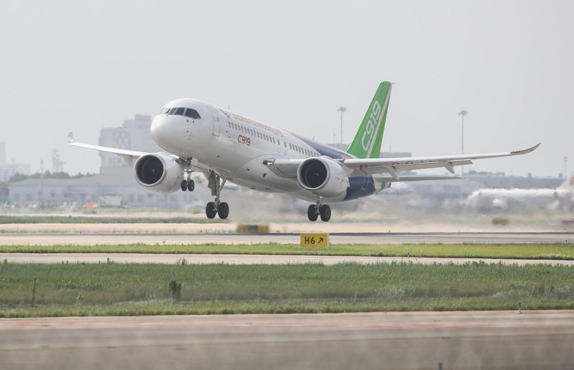 旅客坐飞机空中发现机翼螺丝松动是怎么回事，关于飞机上的螺丝的新消息。