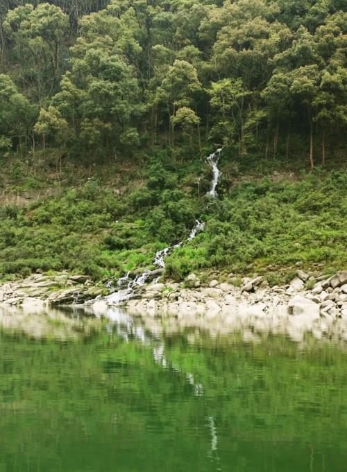 嘉陵江被晒成“嘉陵工”？官方回应是怎么回事，关于嘉陵江照片的新消息。