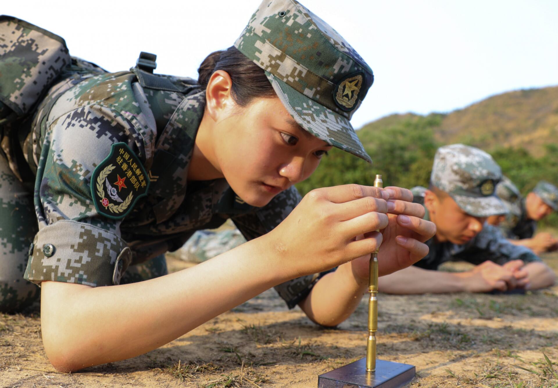 驻港部队00后女兵成狙击枪王是怎么回事，关于驻港部队狙击手的新消息。