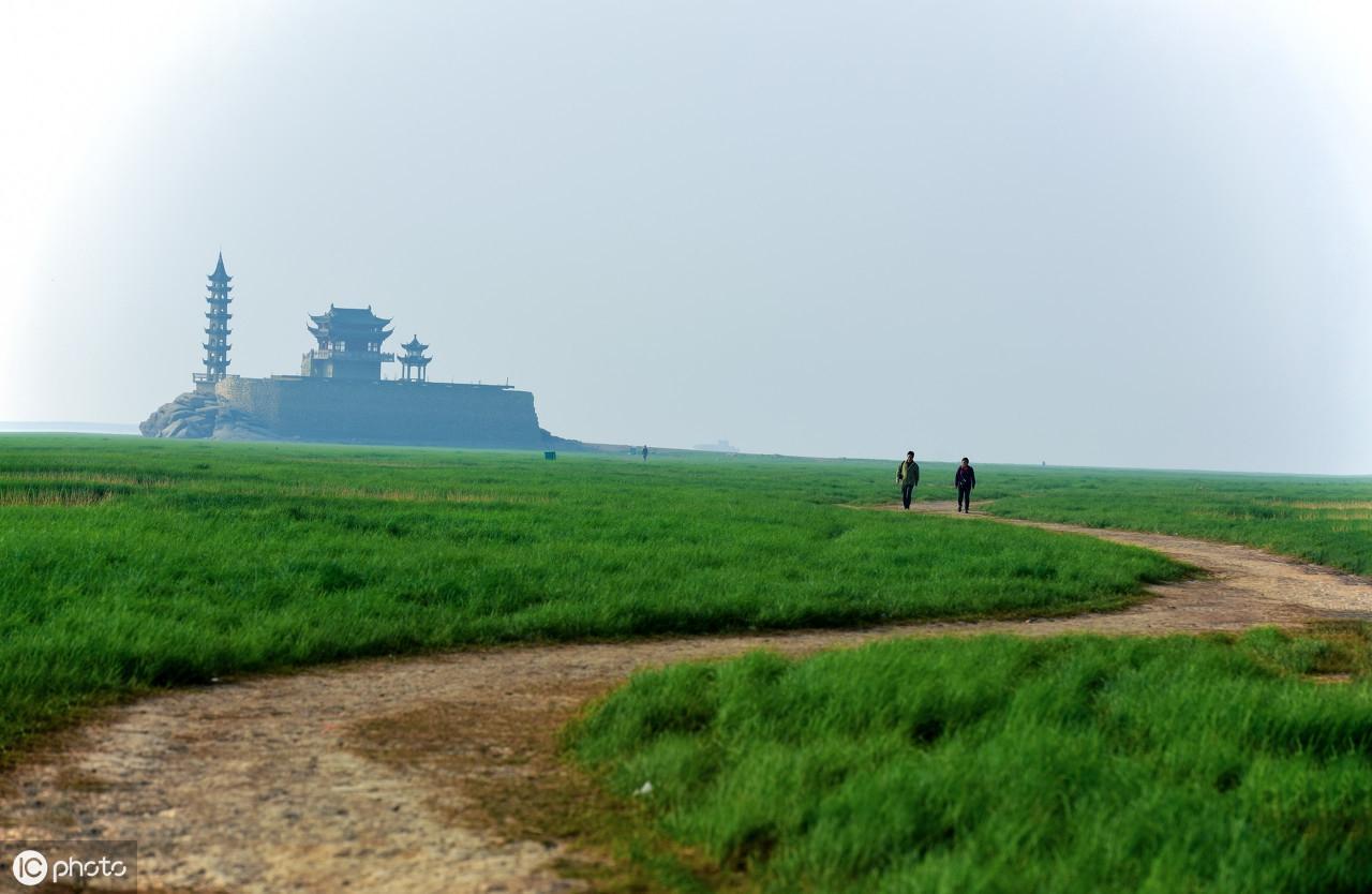 鄱阳湖河床变草原 当地人开车飞驰是怎么回事?