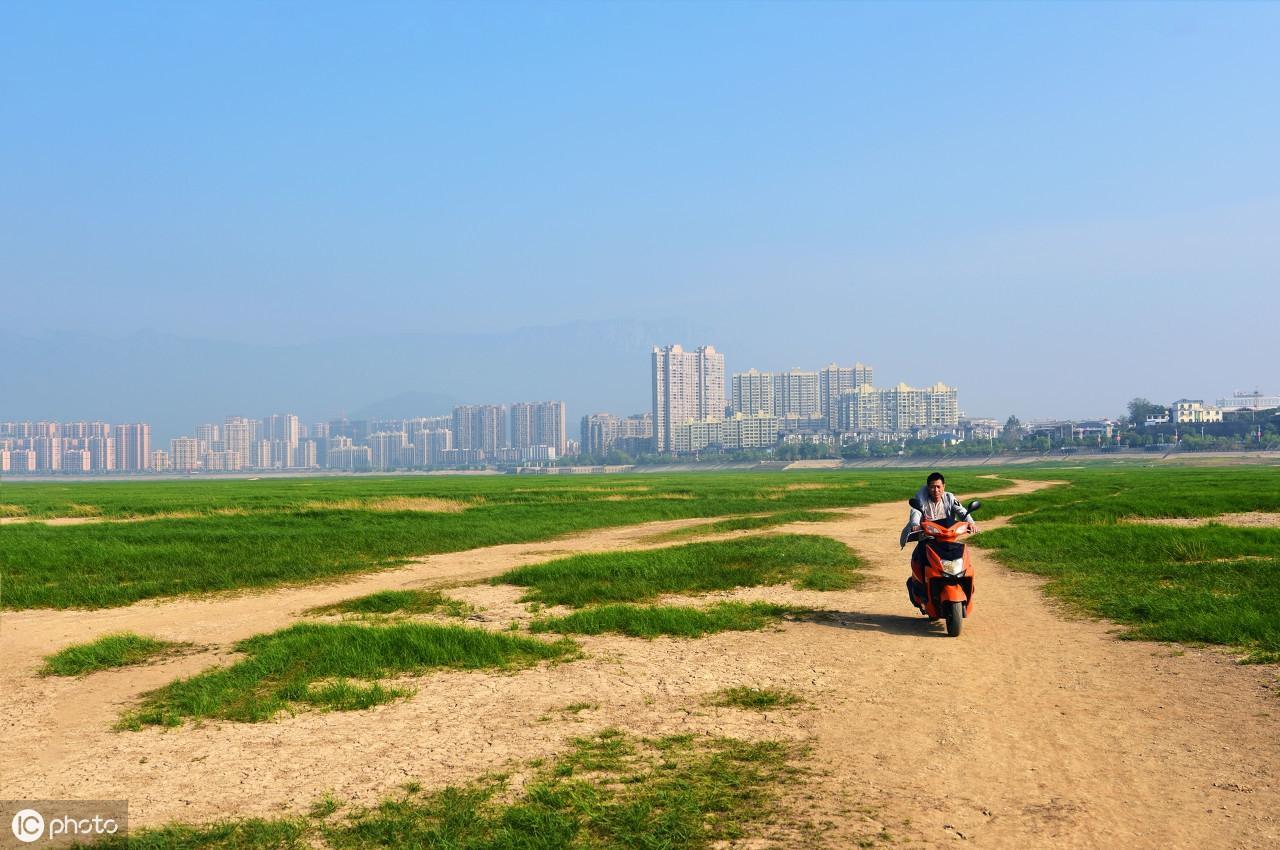 鄱阳湖河床变草原 当地人开车飞驰是怎么回事?