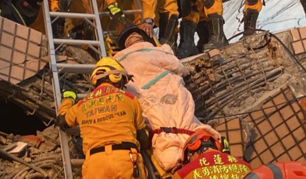 全台一夜再发生11次地震 台湾6.9级地震已致1死142伤,一夜发生11次余震