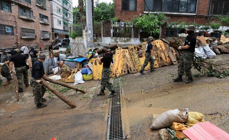 韩国暴雨 首尔上演现实版《寄生虫》是怎么回事，关于韩国电影寄生虫是真实事件吗的新消息。