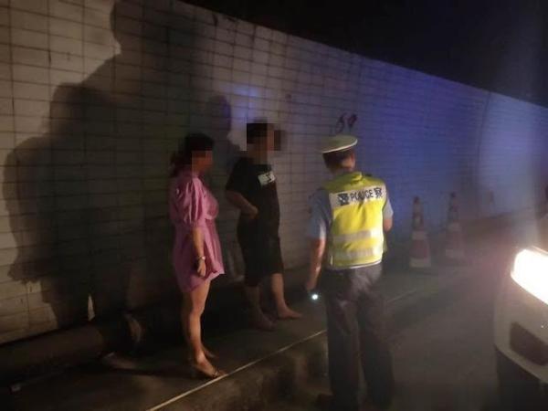 冷雨夜男子怕违章高速上抛下妻子,男子高速扔下妻子