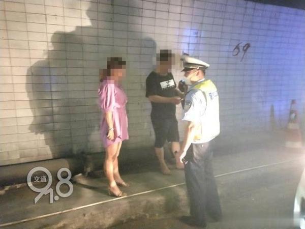 冷雨夜男子怕违章高速上抛下妻子,男子高速扔下妻子