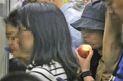 ##男子在车内饮食被罚