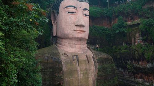 乐山大佛前年泡脚今年光脚是怎么回事，关于乐山大佛 泡脚的新消息。