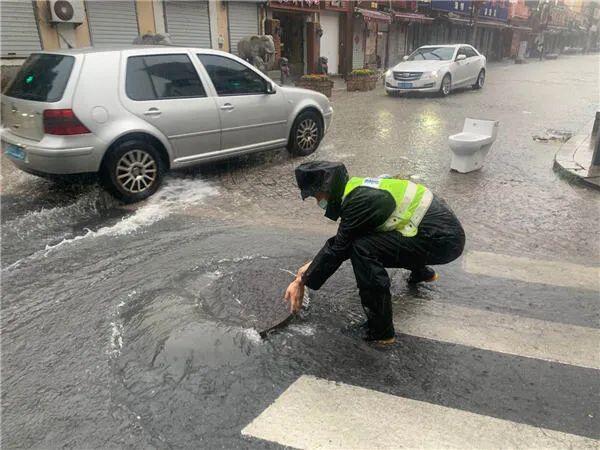 青岛即墨暴雨多路段积水车辆漂浮是怎么回事，关于青岛今天积水路段的新消息。