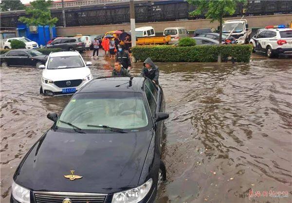 青岛即墨暴雨多路段积水车辆漂浮是怎么回事，关于青岛今天积水路段的新消息。