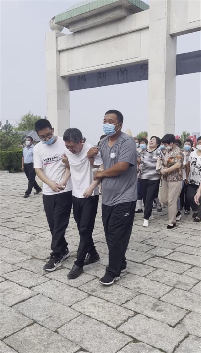 烈士李林雨安葬仪式 救人英雄李林雨今日长眠老家烈士陵园