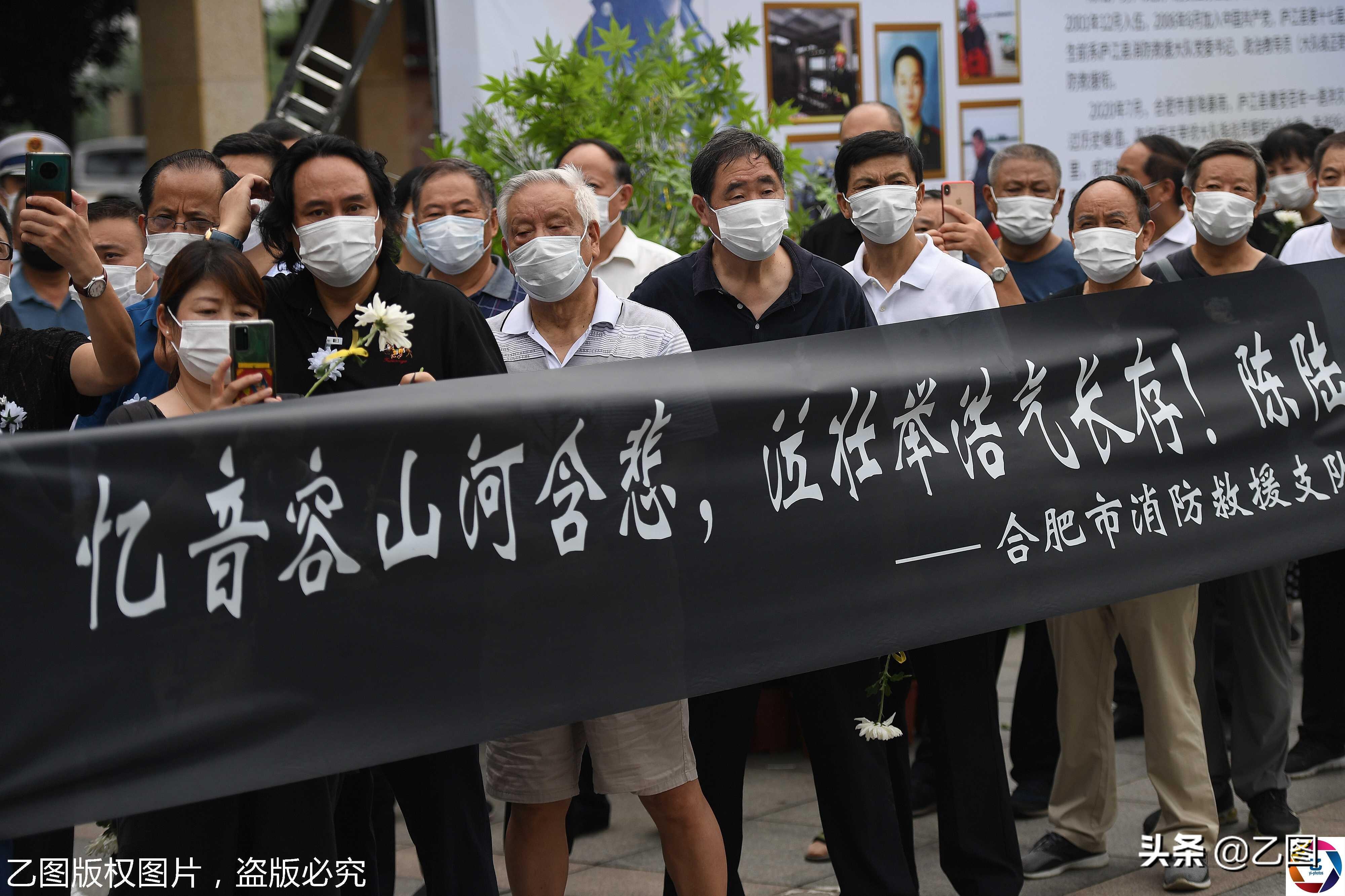 牺牲民警女儿遇警车立正敬礼是怎么回事，关于民警牺牲妻子敬礼的新消息。