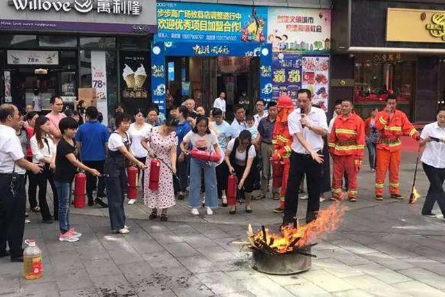 鄂尔多斯一购物中心发生火灾已致两人死亡是怎么回事，关于鄂尔多斯市发生一起火灾 致5人死亡13人受伤的新消息。