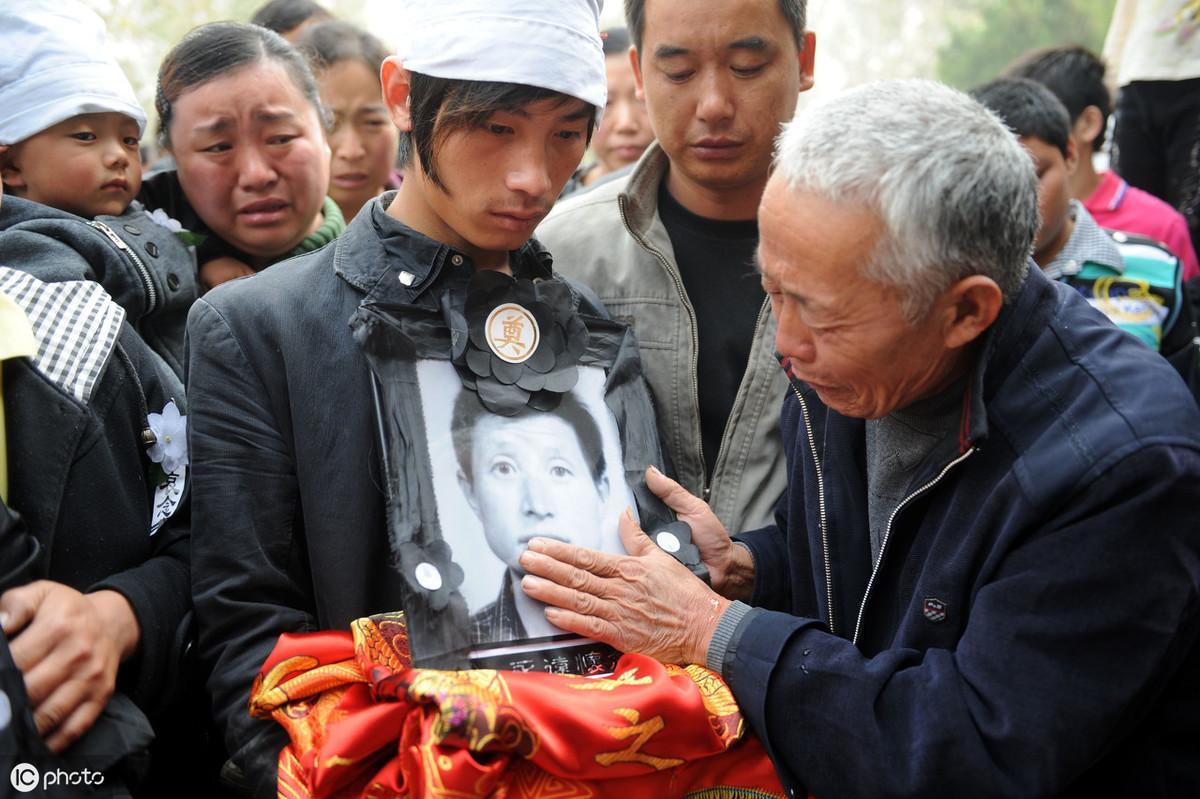 看到父子被冲下去 孩子母亲哭昏厥是怎么回事，关于父子抱头痛哭的新消息。