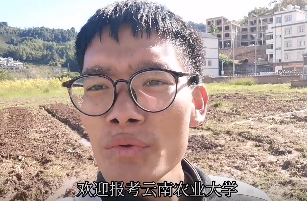 男生卖力宣传母校被吐槽是招生减章是怎么回事?