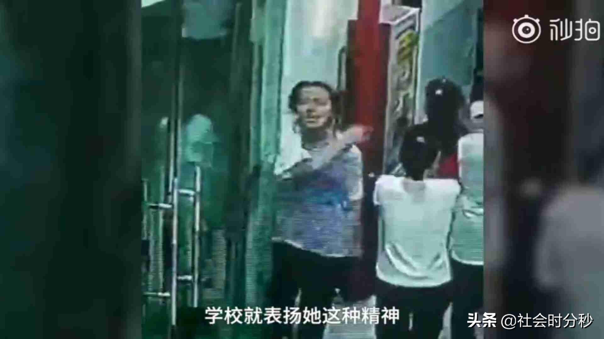 地震时女生们扶脚伤同学撤离是怎么回事，关于地震时13岁女生指挥同学撤离的新消息。