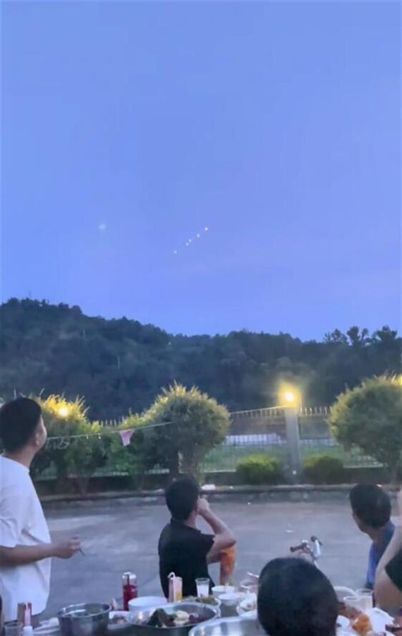 浙江夜空现不明飞行物？专家回应是怎么回事，关于浙江上空惊现不明飞行物的新消息。